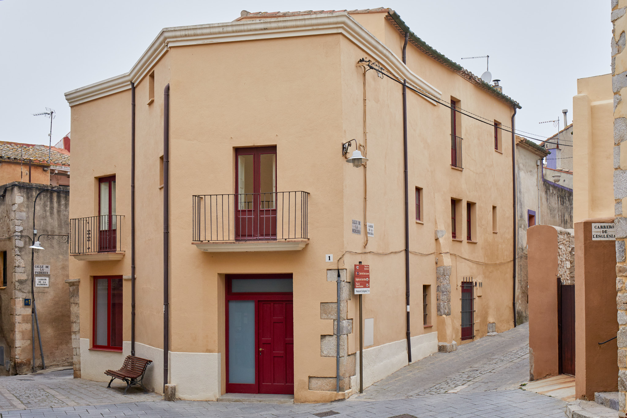 Apartamento loft luminoso en planta baja en el centro histórico de Peralada