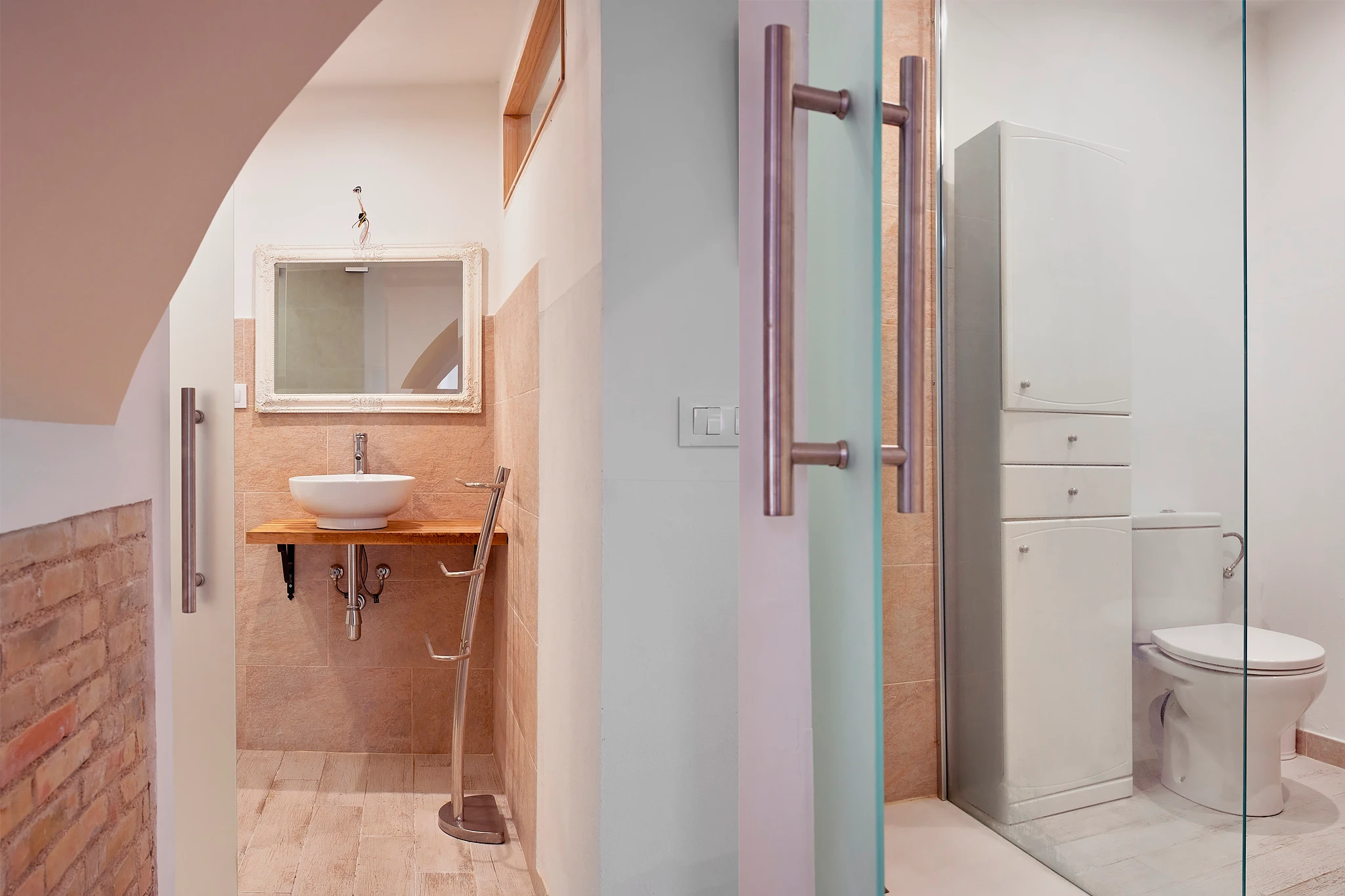 Baño elegante y acogedor con ducha italiana a ras de suelo